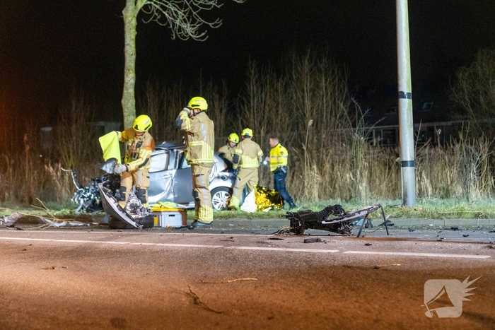 Auto botst tegen boom, drie personen gewond