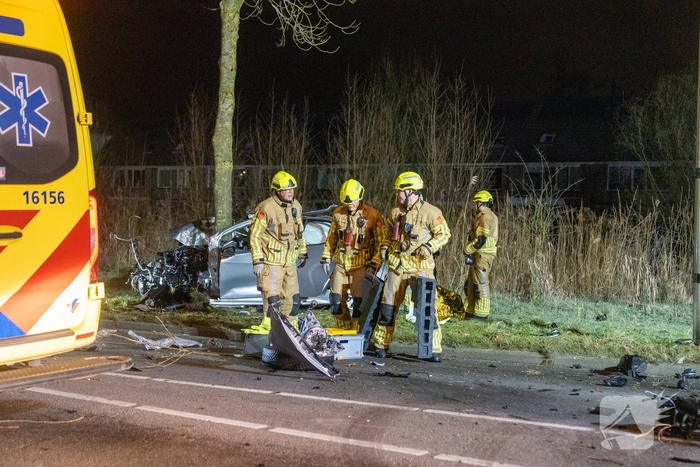 Auto botst tegen boom, drie personen gewond