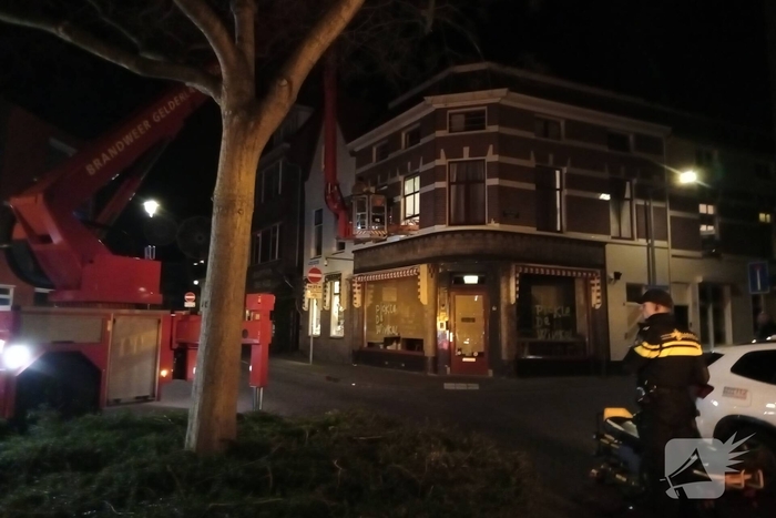Persoon uit woning gehaald met hoogwerker