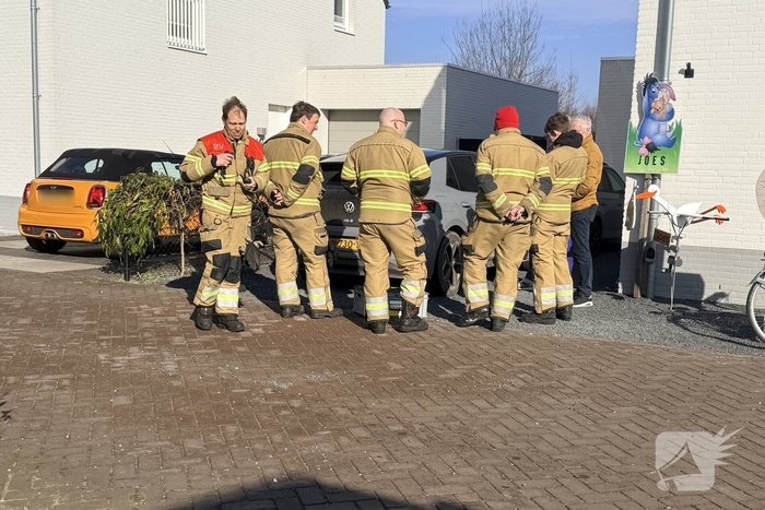 Baby van twee weken vast in auto