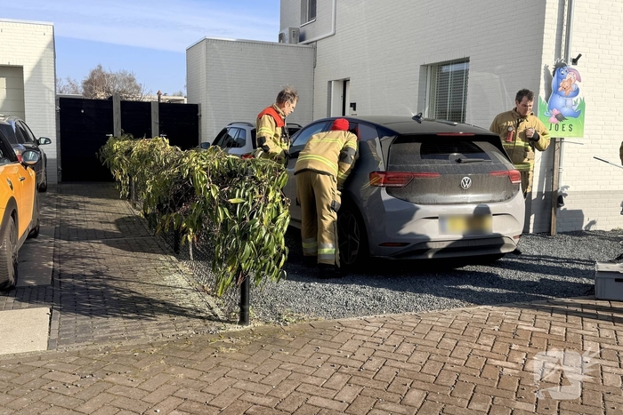 Baby van twee weken vast in auto
