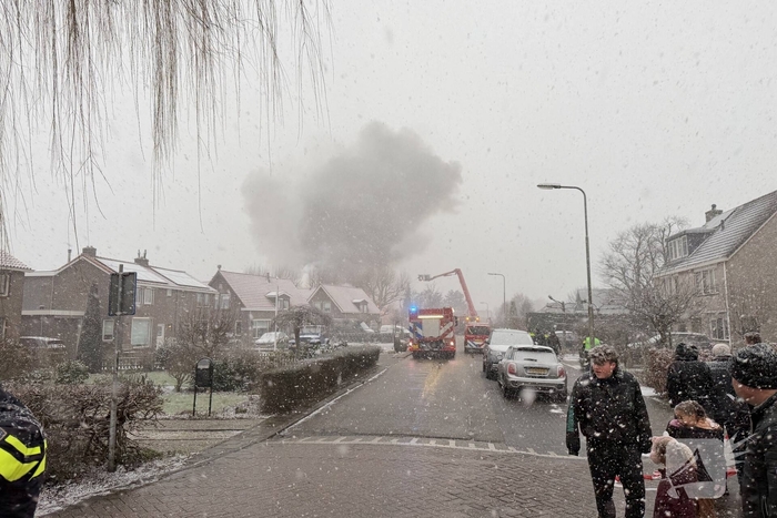 Uitslaande brand in grote loods