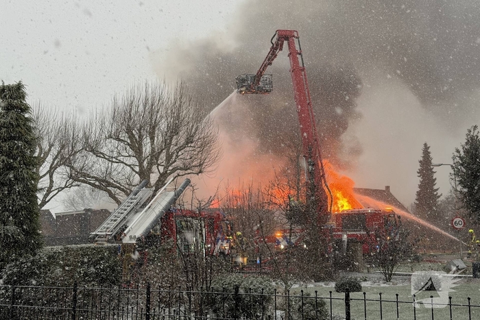 Uitslaande brand in grote loods