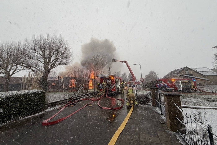 Uitslaande brand in grote loods