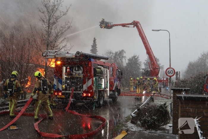 Uitslaande brand in grote loods