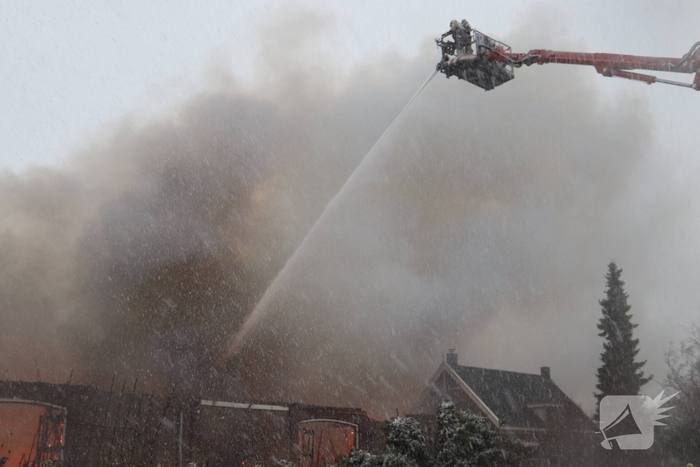 Uitslaande brand in grote loods