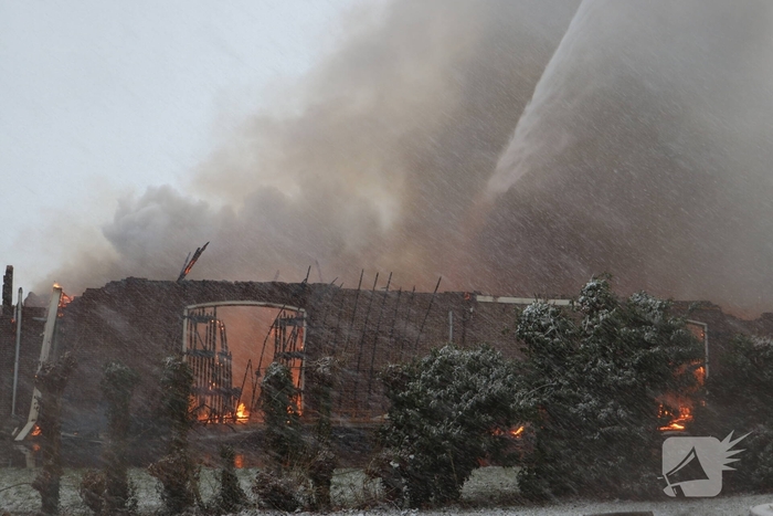 Uitslaande brand in grote loods