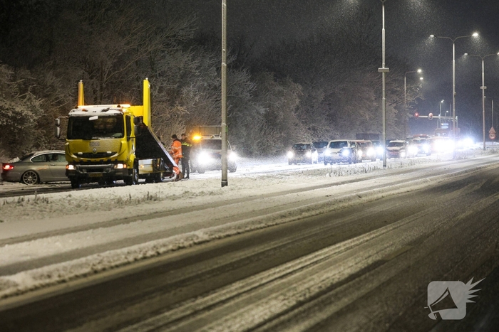 Automobilist verliest macht over stuur door gladheid