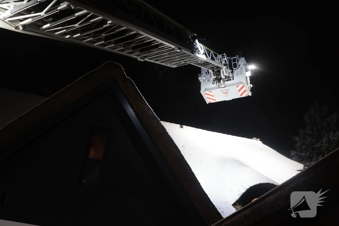 Brandweer redt kat van dak