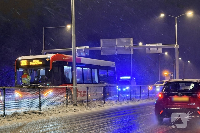 Stadsbus strandt op N264, passagiers stappen over