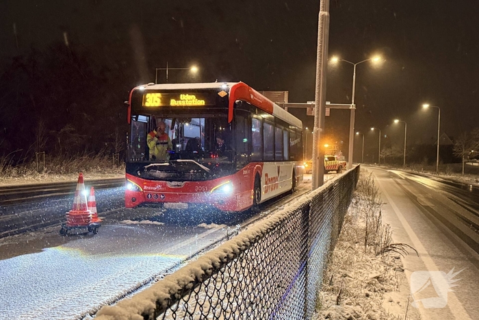 Stadsbus strandt op N264, passagiers stappen over