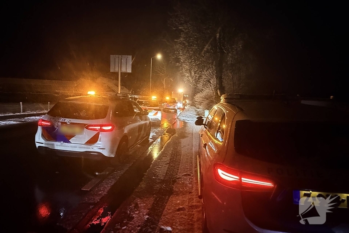 Auto raakt van de weg en belandt op de kop