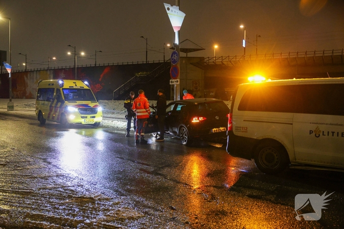 Man raakt van de weg en botst tegen lantaarnpaal