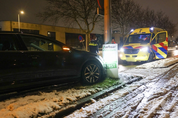 Man raakt van de weg en botst tegen lantaarnpaal