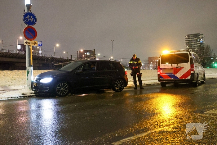 Man raakt van de weg en botst tegen lantaarnpaal