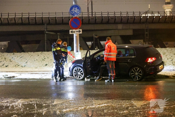 Man raakt van de weg en botst tegen lantaarnpaal