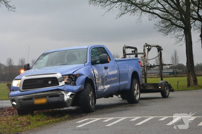 Aanrijding op kruising leidt tot schade