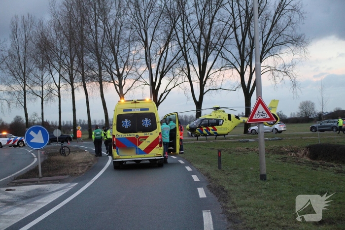 Zware aanrijding tussen fietser en busje