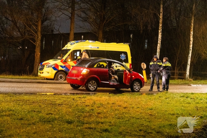 Auto bots met fietser tijdens avondrush