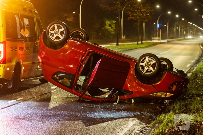 Auto over de kop na ongeval op kruispunt
