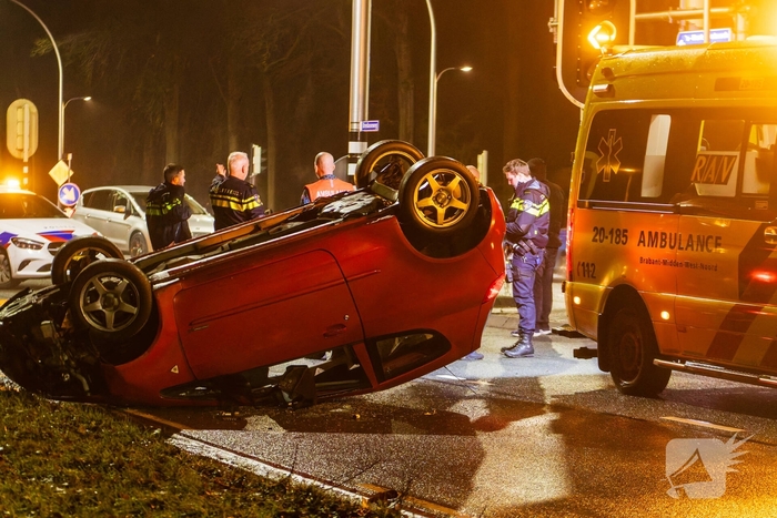 Auto over de kop na ongeval op kruispunt