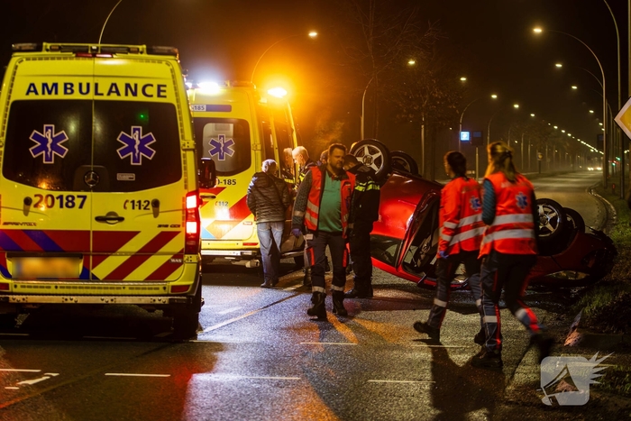 Auto over de kop na ongeval op kruispunt