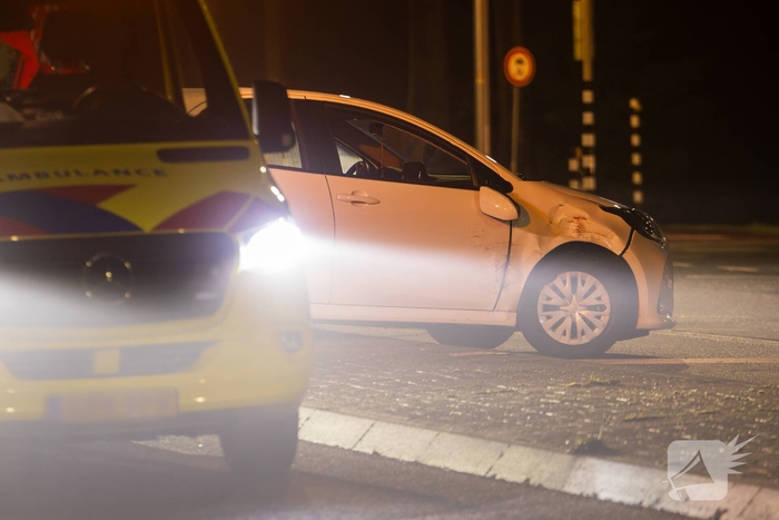 Auto over de kop na ongeval op kruispunt