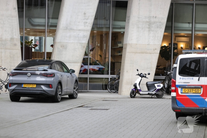 Vrouw steekt man en beide naar ziekenhuis