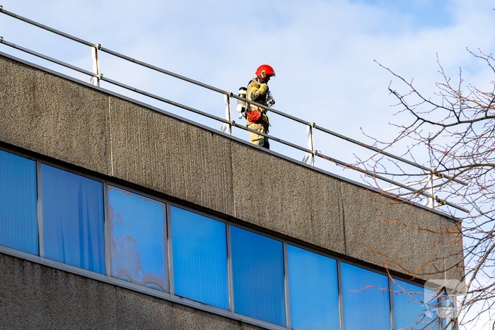 Brand op dak van politiebureau geblust