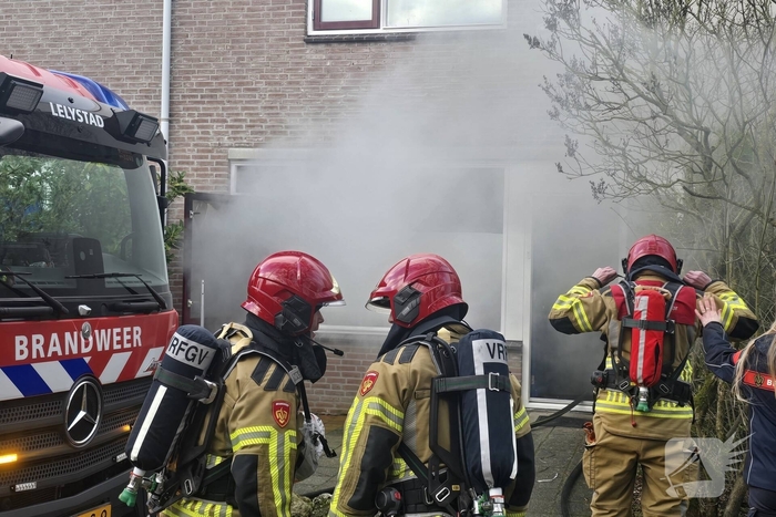 Brand in woonkamer leidt tot middelbrand