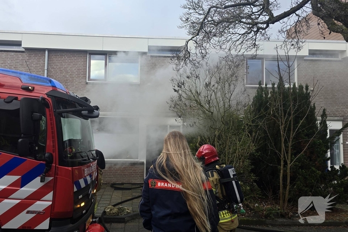 Brand in woonkamer leidt tot middelbrand