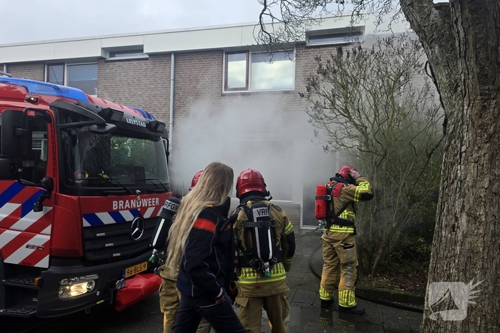 Brand in woonkamer leidt tot middelbrand