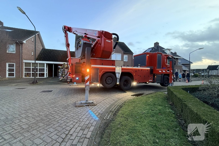 Brandweer bestrijdt schoorsteenbrand