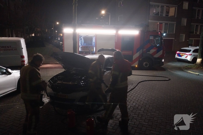 Brandweer blust kleine autobrand