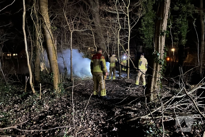 Brandweer bestrijdt aangestoken brand