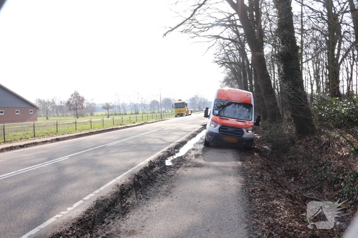 Busje raakt bijna in de sloot