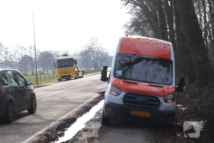 Busje raakt bijna in de sloot