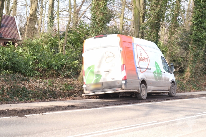 Busje raakt bijna in de sloot