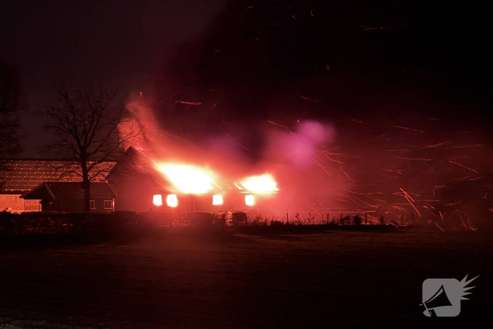 Grote brand in bijgebouw zorgt voor spoedinterventie