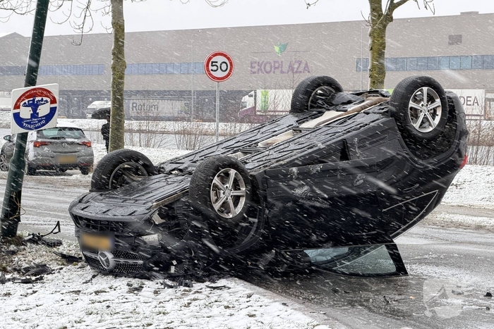 Auto botst tegen lantaarnpaal na uit de bocht vliegen