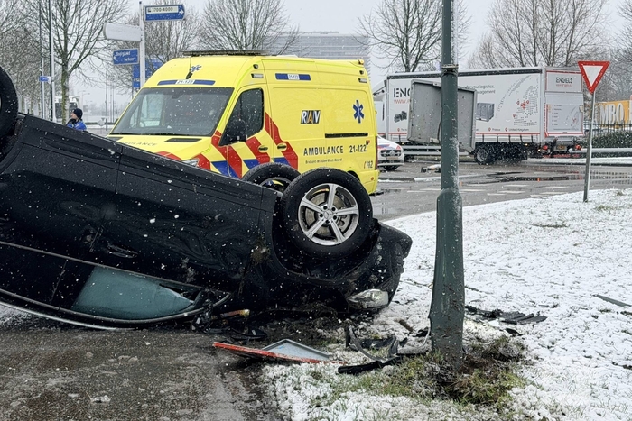 Auto botst tegen lantaarnpaal na uit de bocht vliegen