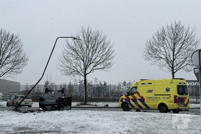 Auto botst tegen lantaarnpaal na uit de bocht vliegen