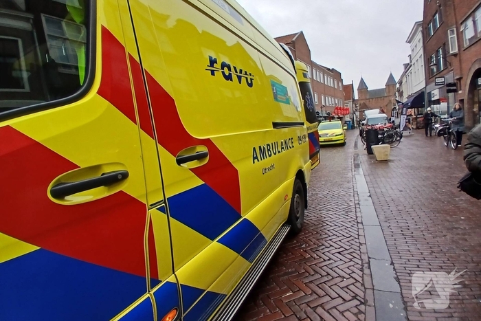 Stratenmaker gewond bij aanrijding met bestelbus