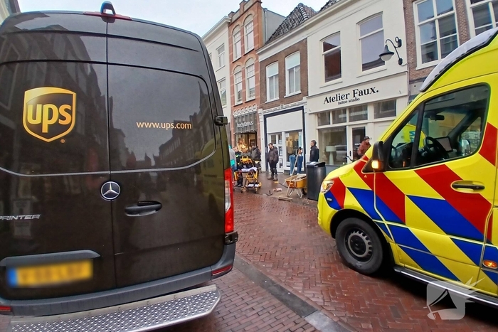 Stratenmaker gewond bij aanrijding met bestelbus