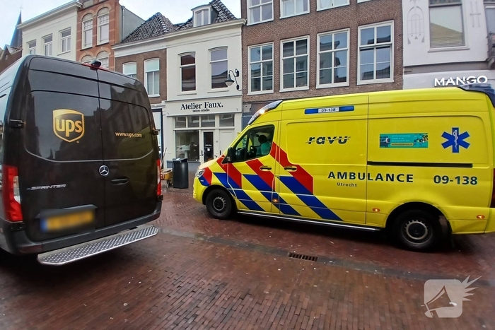 Stratenmaker gewond bij aanrijding met bestelbus