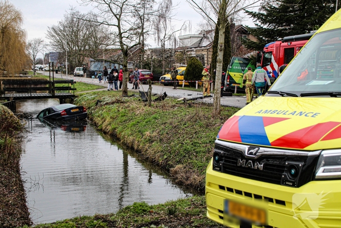 Voertuig te water na aanrijding met bestelbusje