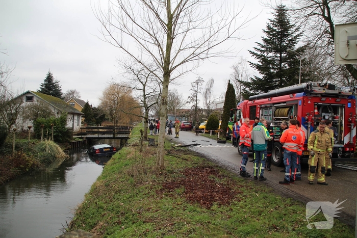 Voertuig te water na aanrijding met bestelbusje
