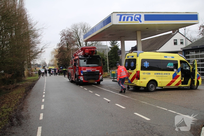 Voertuig te water na aanrijding met bestelbusje