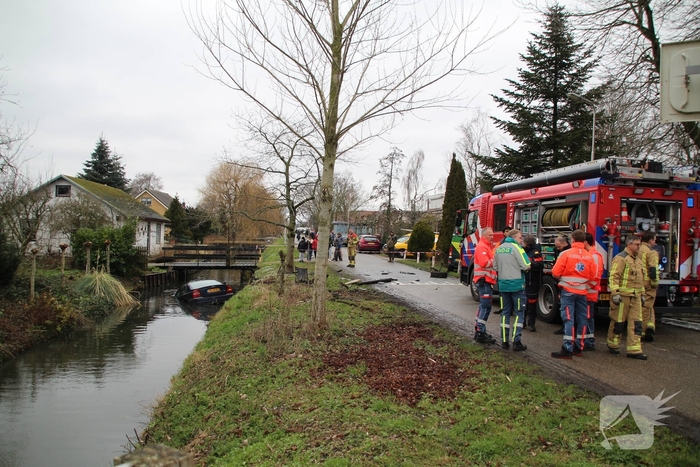 Voertuig te water na aanrijding met bestelbusje