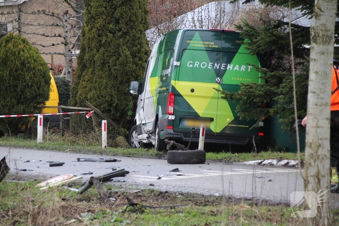 Voertuig te water na aanrijding met bestelbusje